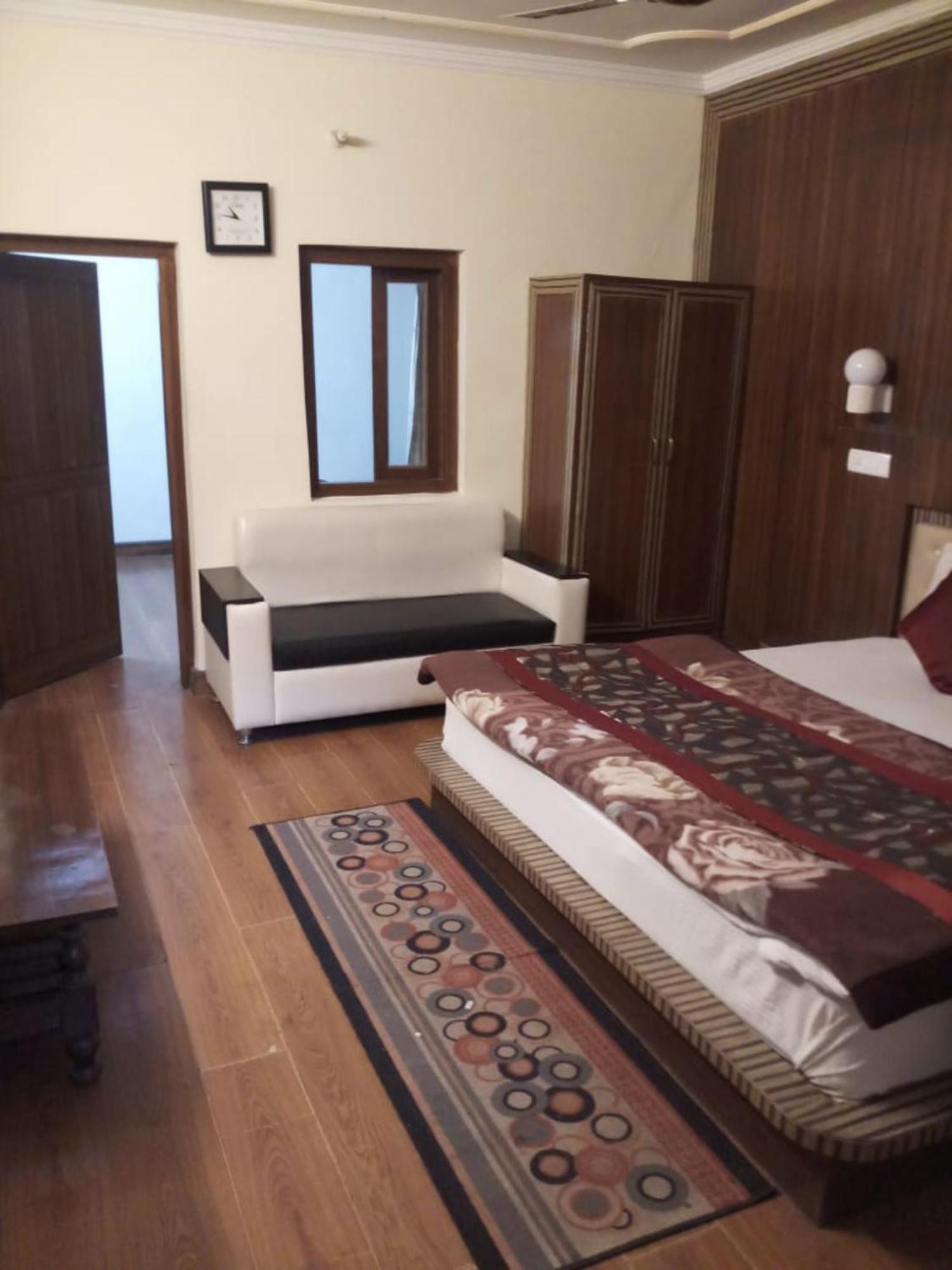 Goroomgo Moon Nainital Near Naini Lake - Parking & Lift Facilities -Hygiene And Spacious Room - Best Seller מראה חיצוני תמונה