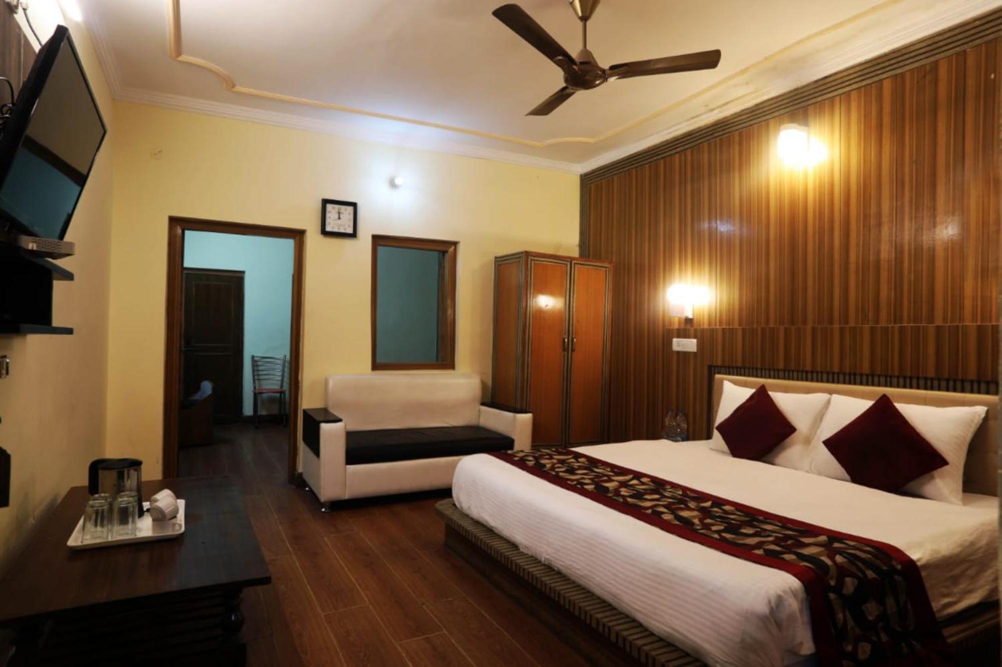 Goroomgo Moon Nainital Near Naini Lake - Parking & Lift Facilities -Hygiene And Spacious Room - Best Seller מראה חיצוני תמונה