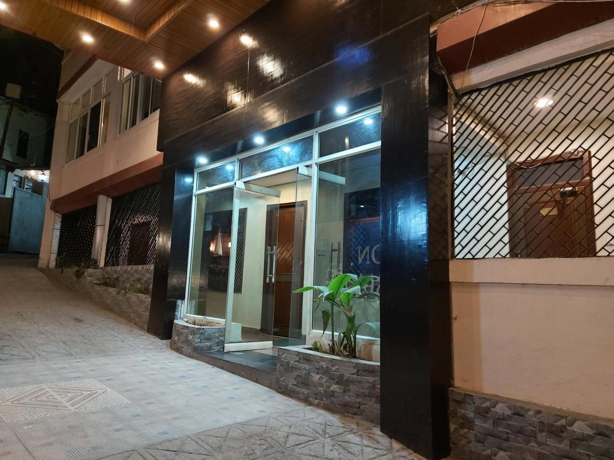 Goroomgo Moon Nainital Near Naini Lake - Parking & Lift Facilities -Hygiene And Spacious Room - Best Seller מראה חיצוני תמונה