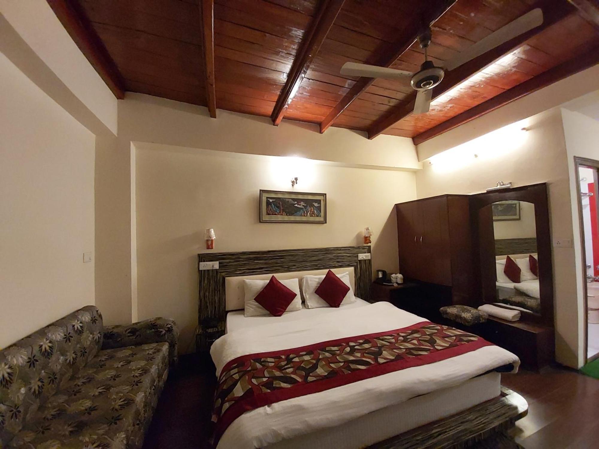 Goroomgo Moon Nainital Near Naini Lake - Parking & Lift Facilities -Hygiene And Spacious Room - Best Seller מראה חיצוני תמונה
