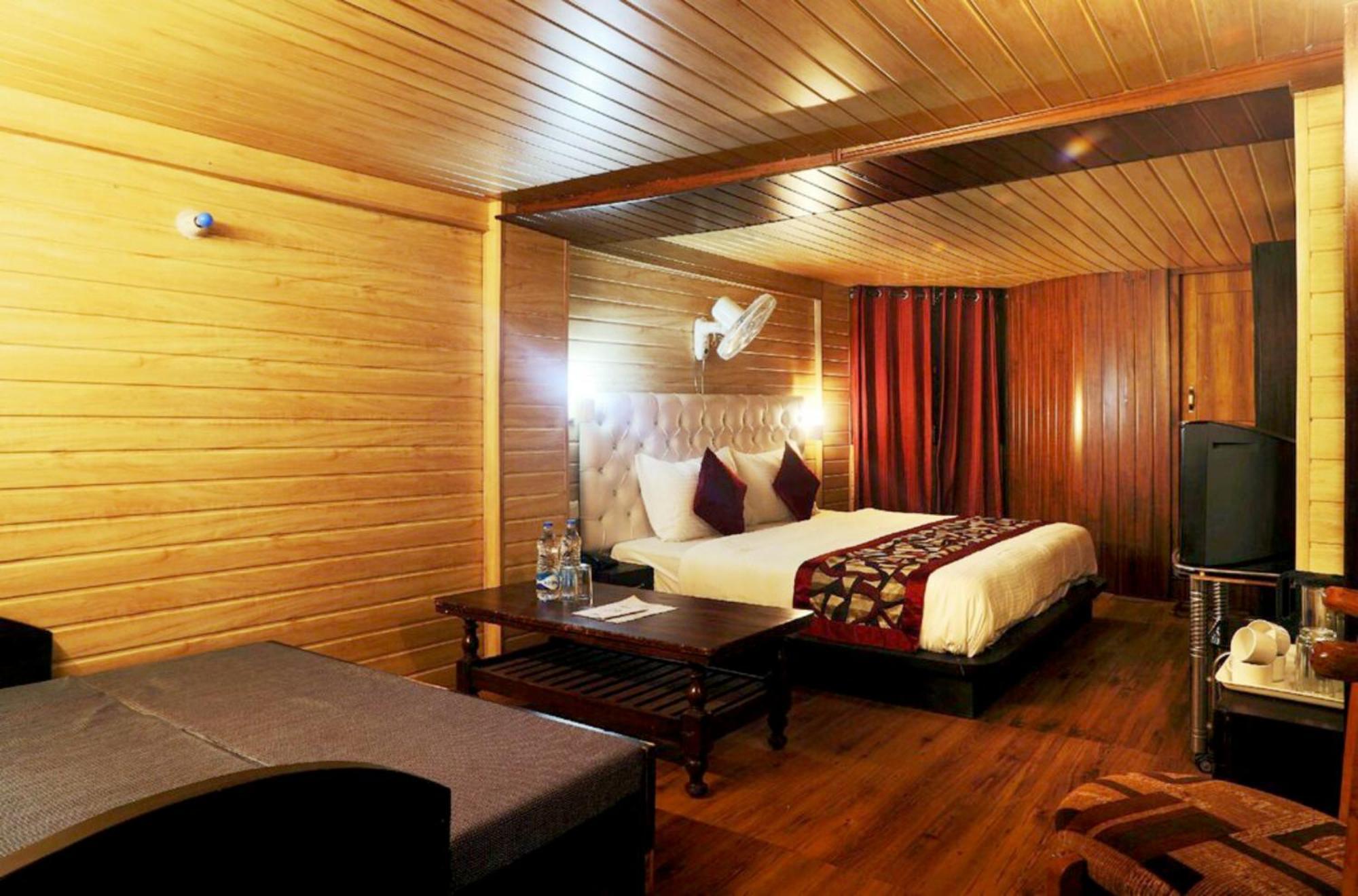 Goroomgo Moon Nainital Near Naini Lake - Parking & Lift Facilities -Hygiene And Spacious Room - Best Seller מראה חיצוני תמונה