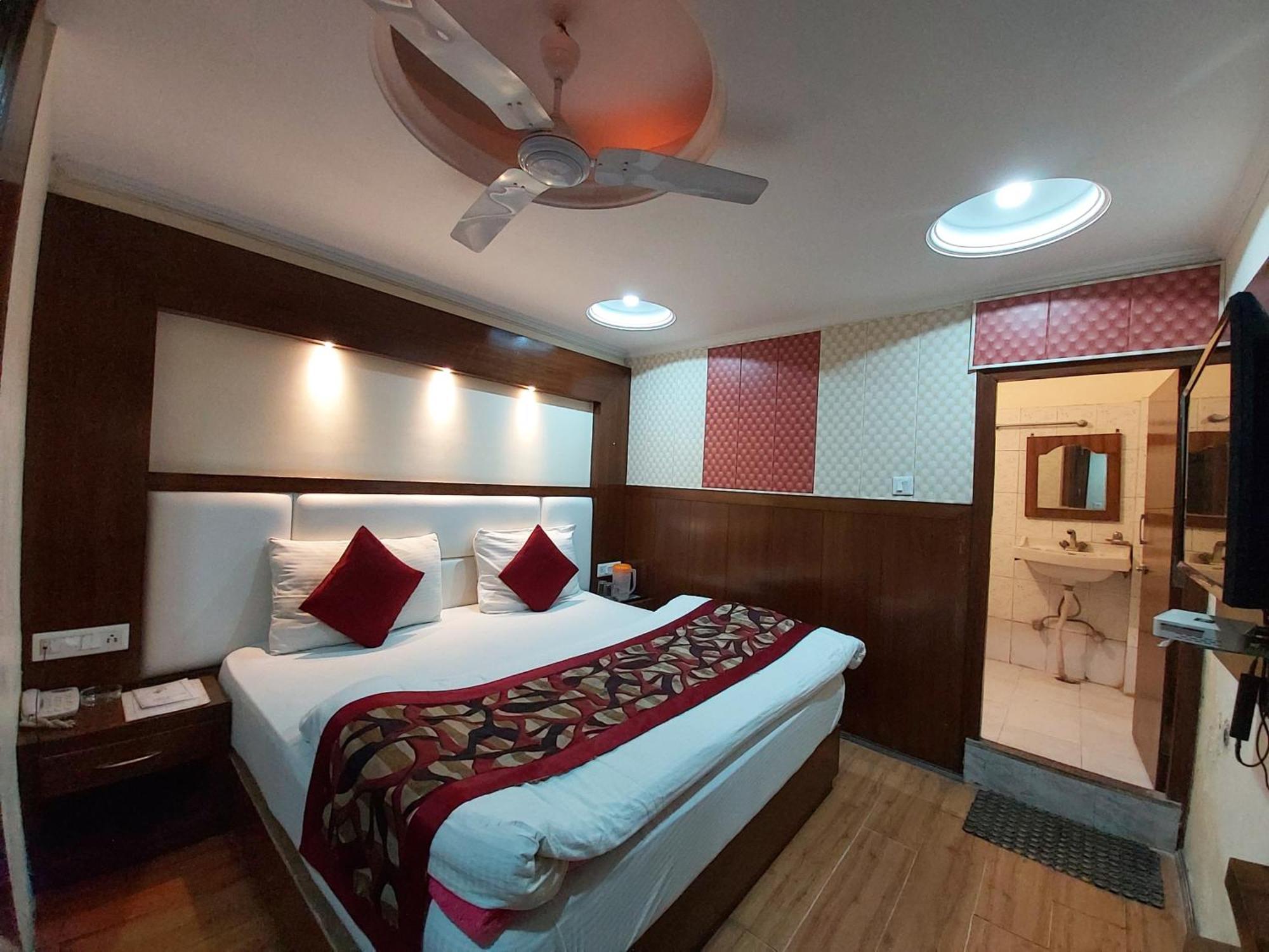 Goroomgo Moon Nainital Near Naini Lake - Parking & Lift Facilities -Hygiene And Spacious Room - Best Seller מראה חיצוני תמונה