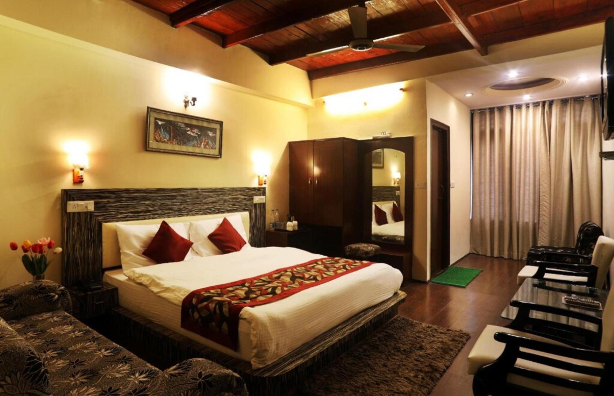 Goroomgo Moon Nainital Near Naini Lake - Parking & Lift Facilities -Hygiene And Spacious Room - Best Seller מראה חיצוני תמונה