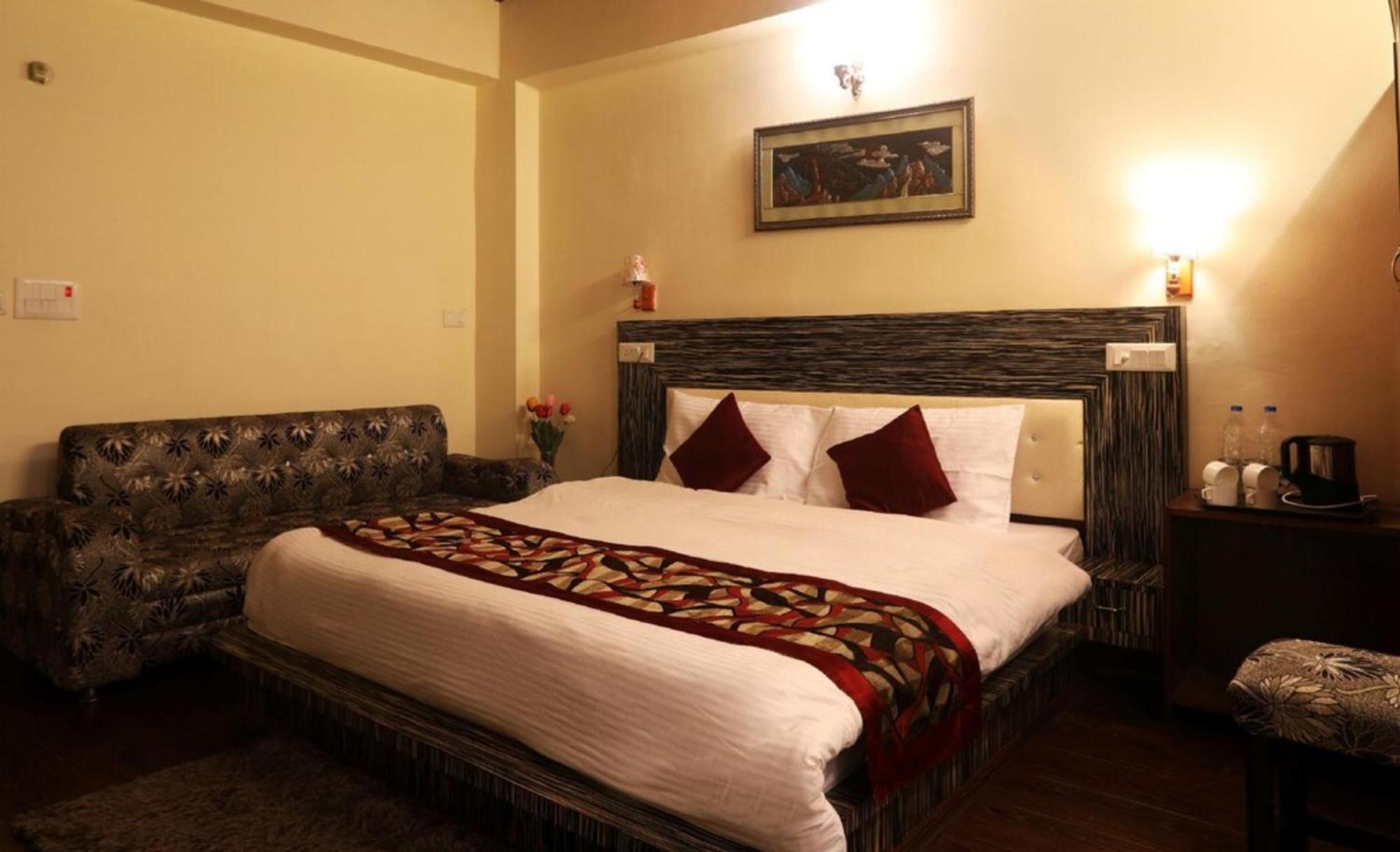 Goroomgo Moon Nainital Near Naini Lake - Parking & Lift Facilities -Hygiene And Spacious Room - Best Seller מראה חיצוני תמונה