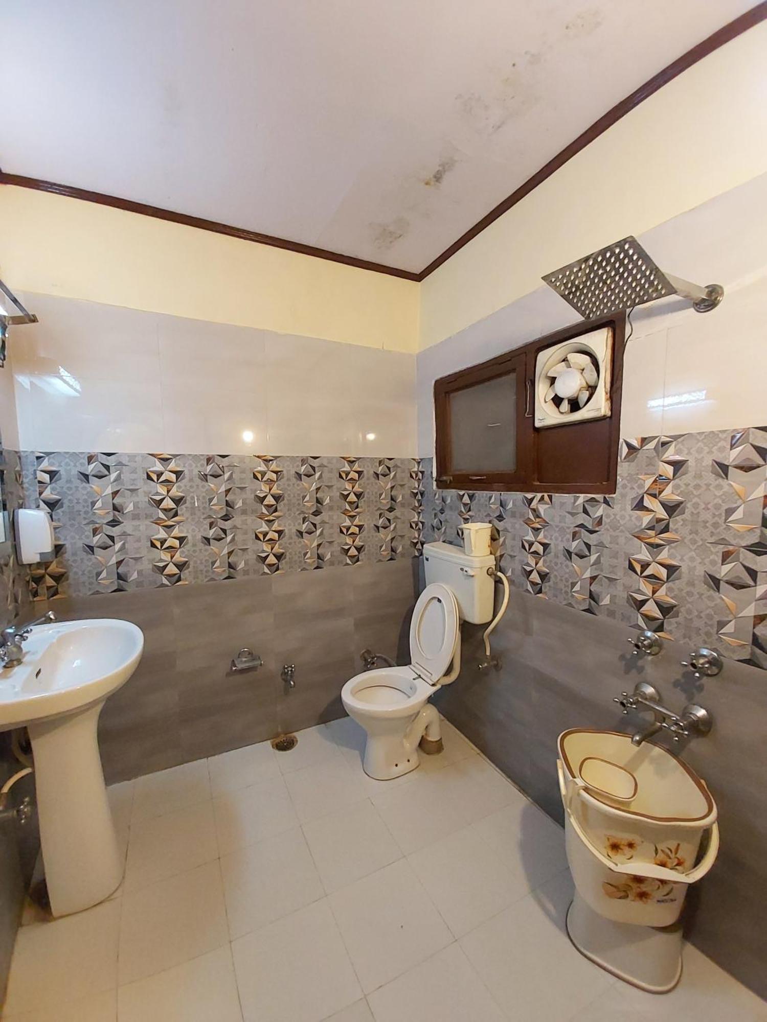 Goroomgo Moon Nainital Near Naini Lake - Parking & Lift Facilities -Hygiene And Spacious Room - Best Seller מראה חיצוני תמונה