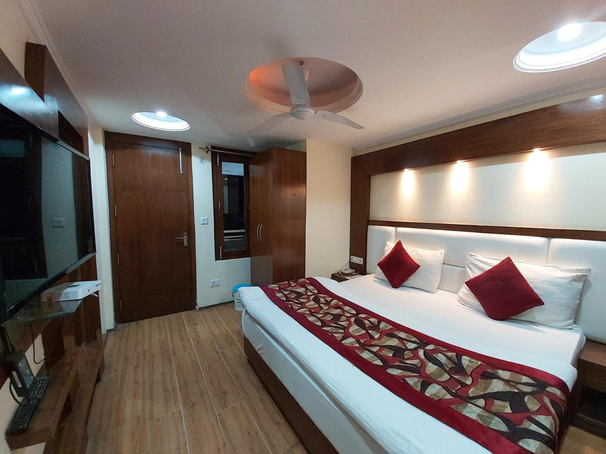 Goroomgo Moon Nainital Near Naini Lake - Parking & Lift Facilities -Hygiene And Spacious Room - Best Seller מראה חיצוני תמונה